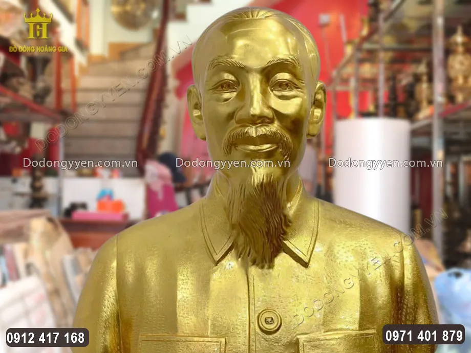 Diện mặt của B&aacute;c Hồ được chạm khắc sắc n&eacute;t